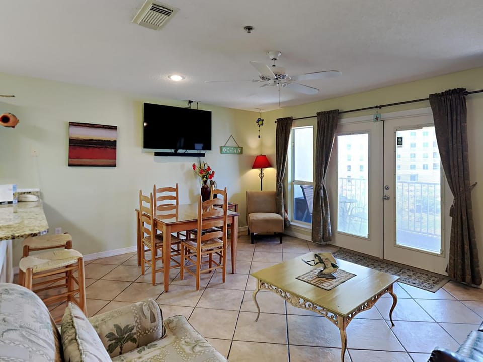 TV and multimedia, Balcony/Terrace, Living room, Seating area, Dining area, furniture