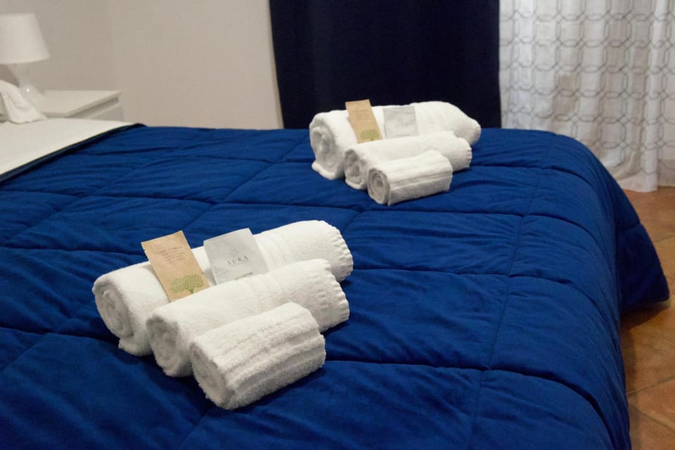 Bed, Bedroom, towels