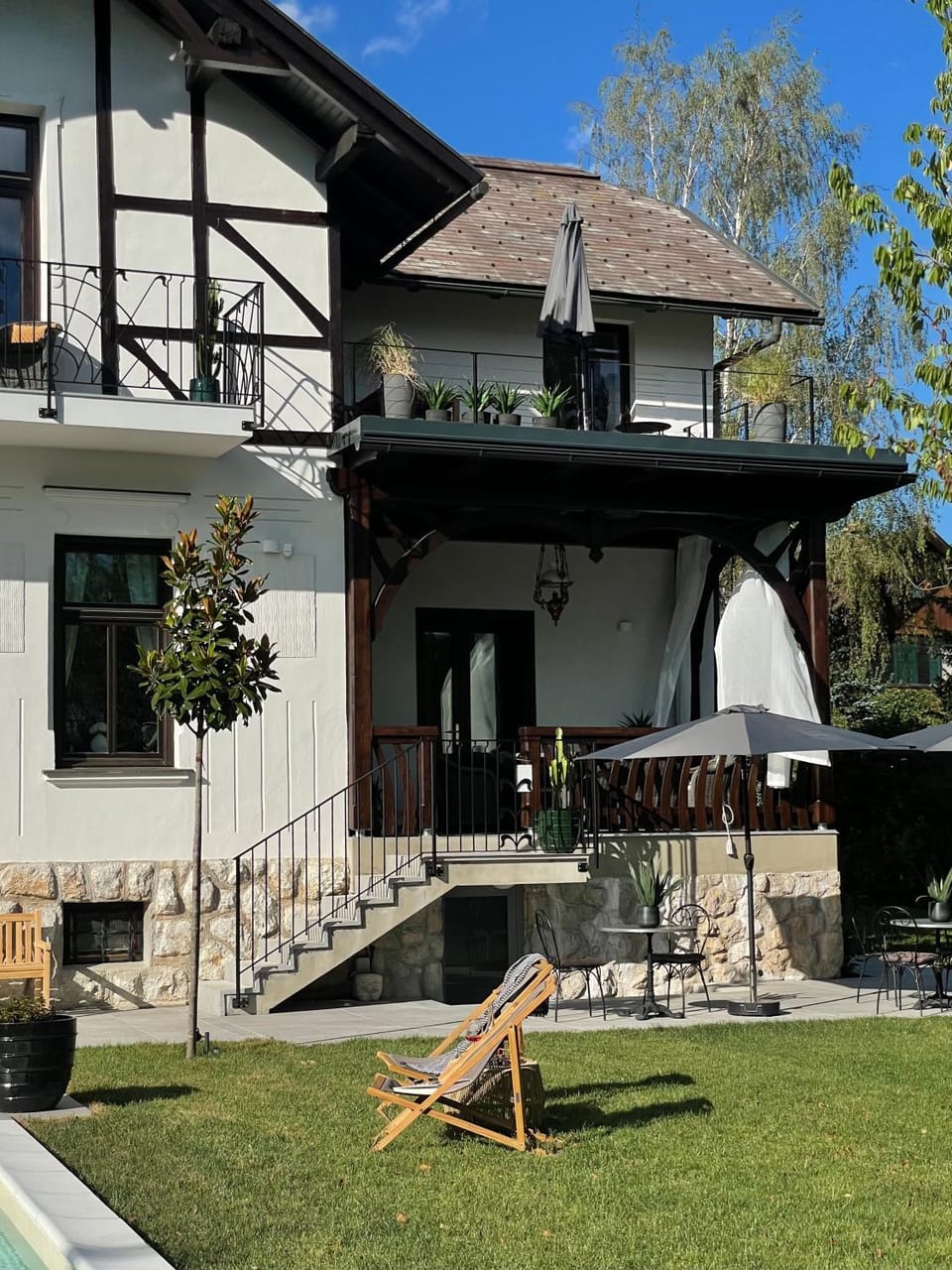 Property building, Patio, Day, Garden