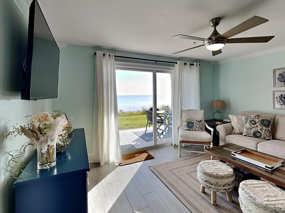 Patio, TV and multimedia, View (from property/room), Balcony/Terrace, Living room, Seating area, Sea view, furniture