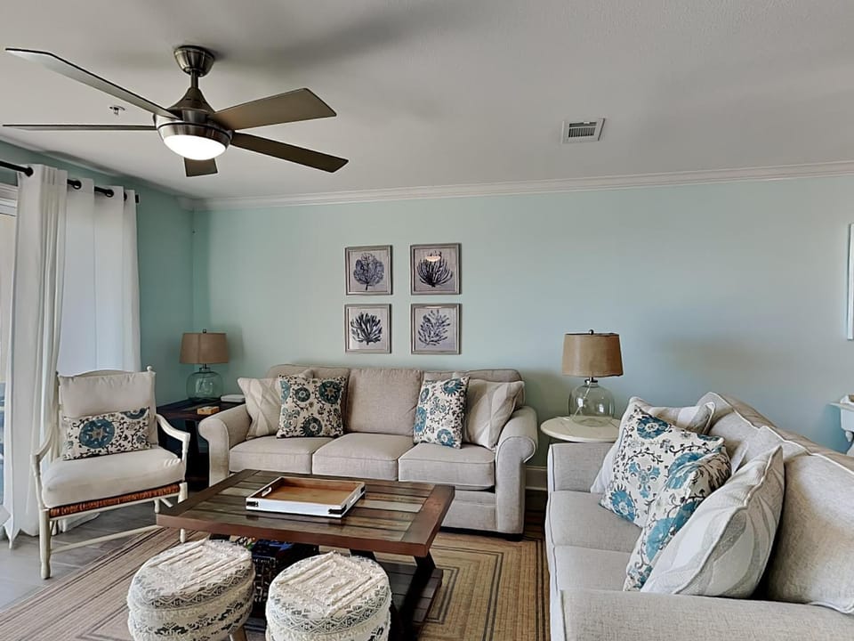 Living room, Seating area, furniture