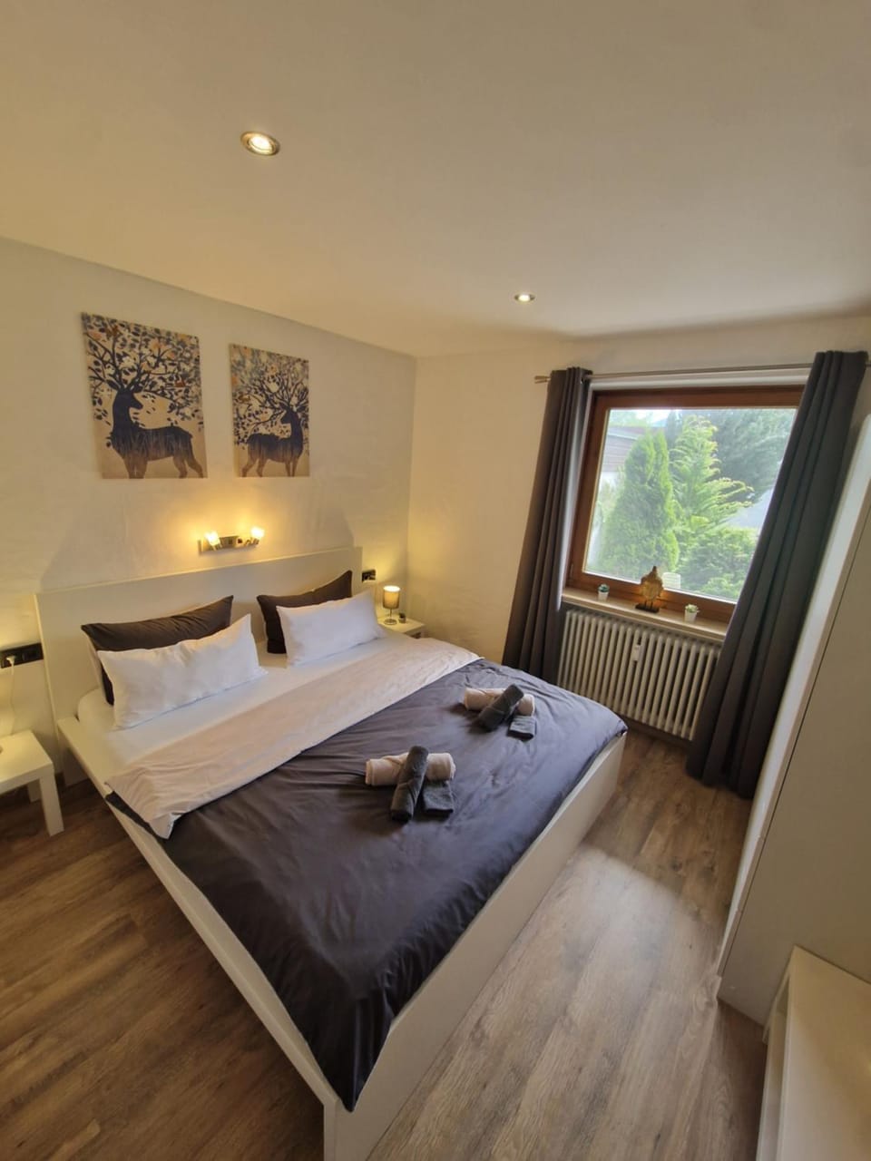 Photo of the whole room, Bedroom