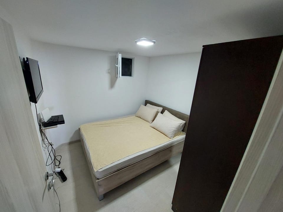 Bed, TV and multimedia, Bedroom