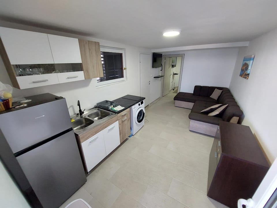 Kitchen or kitchenette, Living room, Seating area, stove