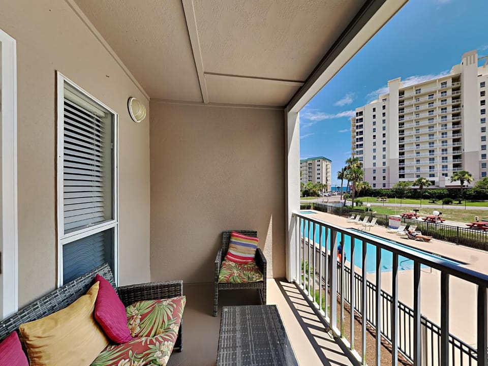 Balcony/Terrace, Seating area, City view, Pool view