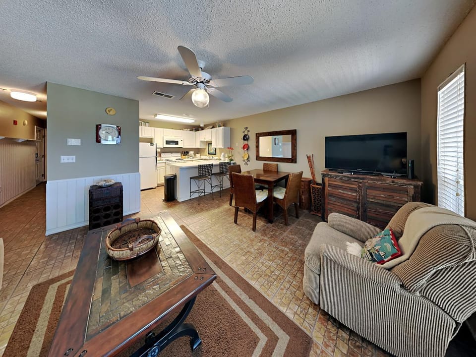 TV and multimedia, Kitchen or kitchenette, Living room, Seating area, Dining area, furniture