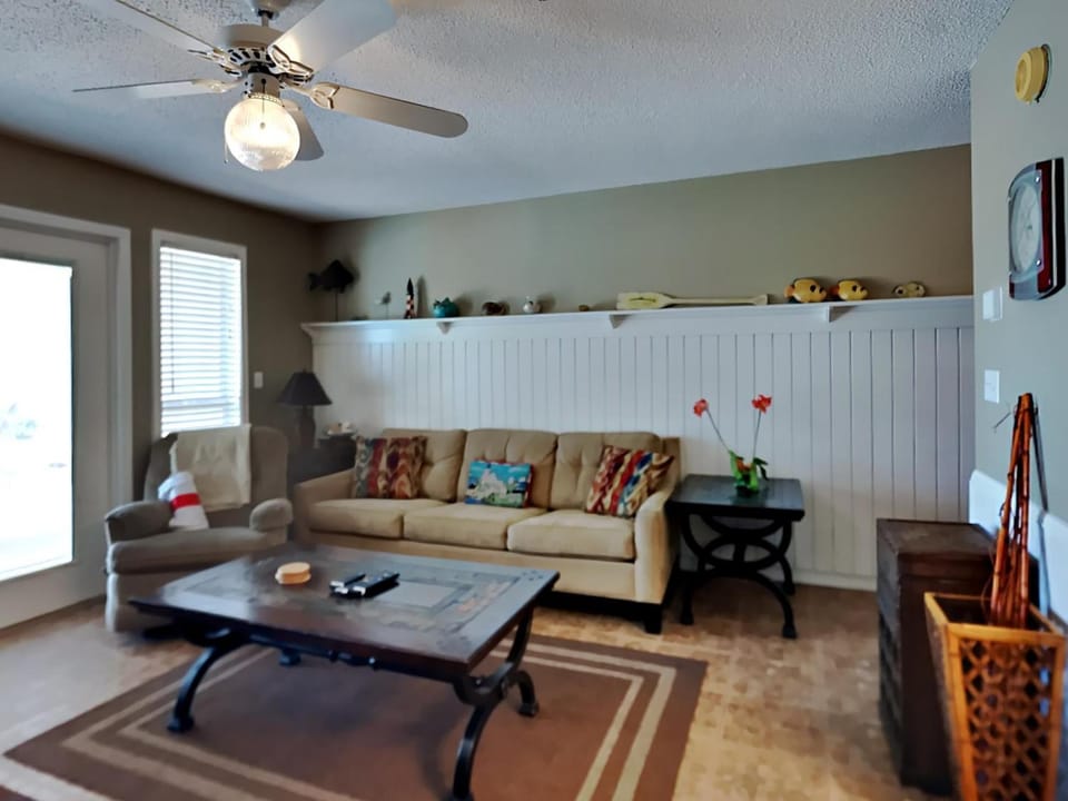 Living room, Seating area, furniture