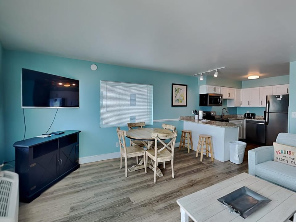 TV and multimedia, Kitchen or kitchenette, Living room, Seating area, Dining area, furniture