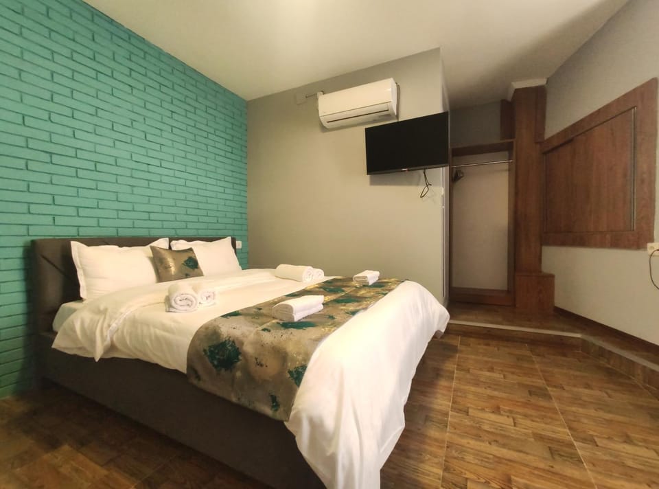 Bed, TV and multimedia, Bedroom, towels