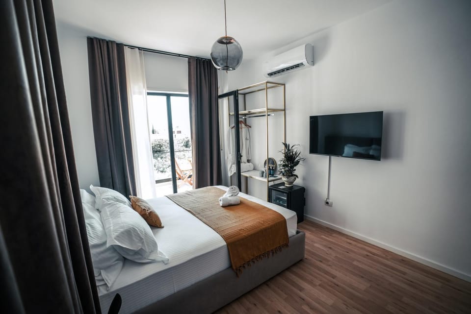 Bed, TV and multimedia, Bedroom, Family