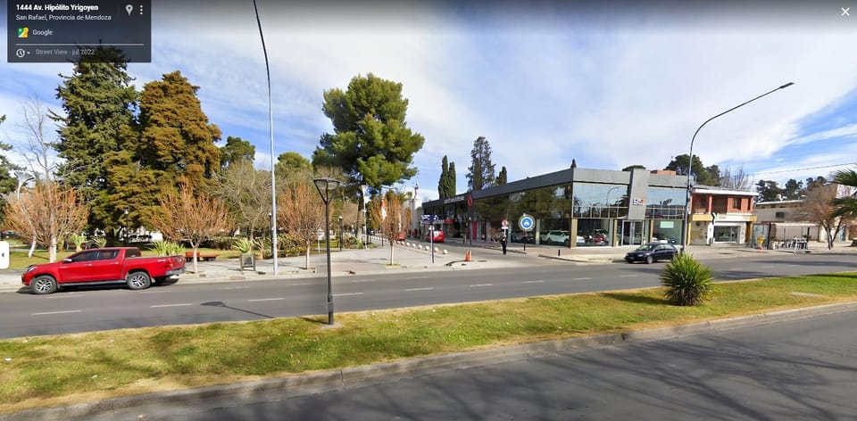 Restaurant/places to eat, Neighbourhood, Natural landscape, Area and facilities