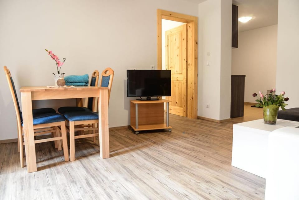 Communal lounge/ TV room, TV and multimedia, Living room, Seating area, Dining area