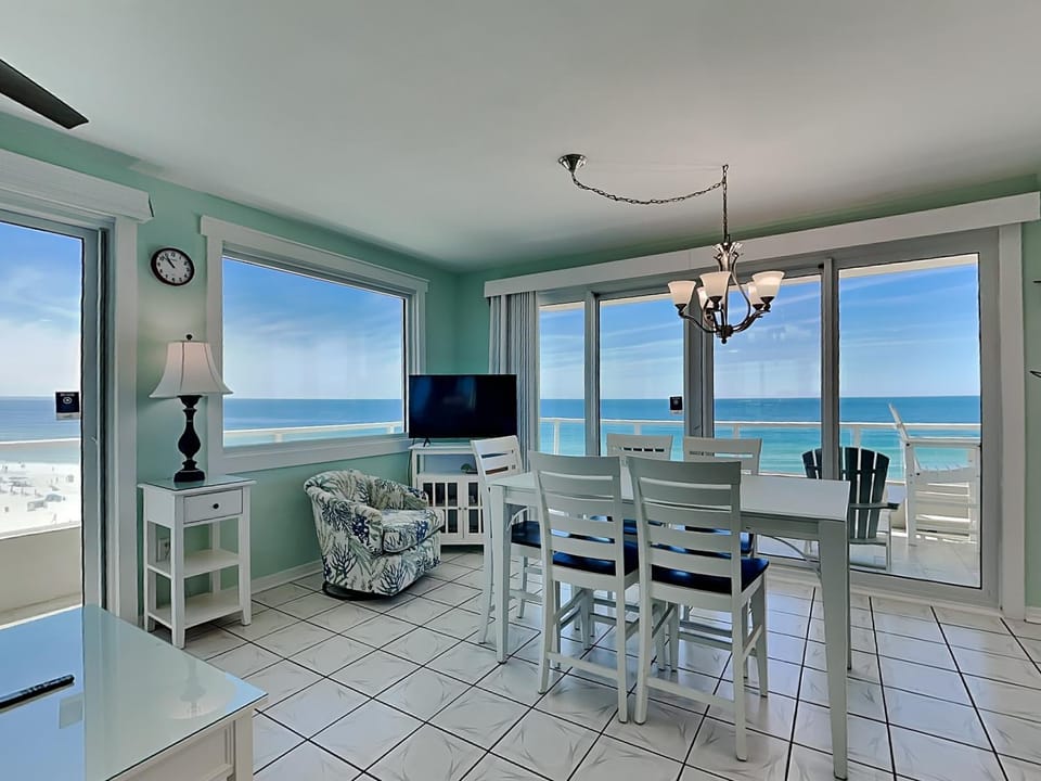 TV and multimedia, Balcony/Terrace, Living room, Seating area, Dining area, Sea view, furniture