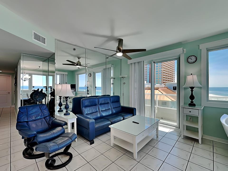 View (from property/room), Balcony/Terrace, Living room, Seating area, City view, Sea view, furniture