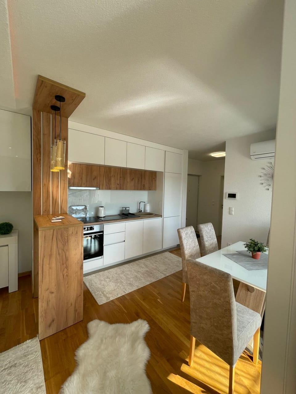 Kitchen or kitchenette, Dining area