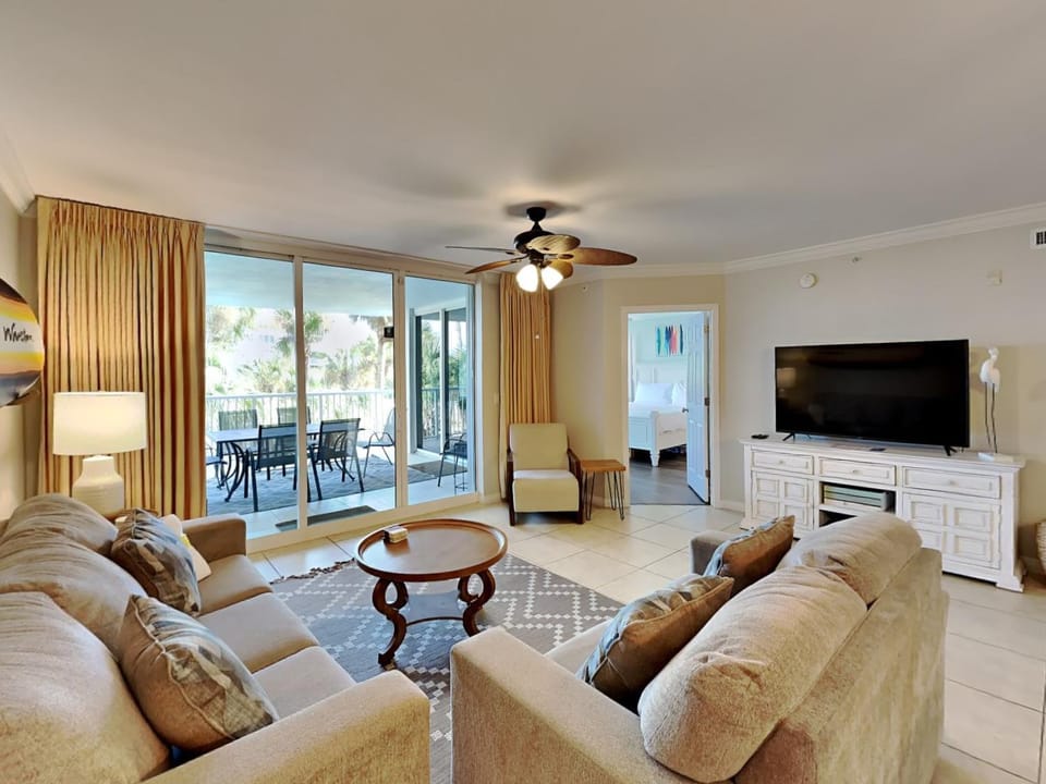 TV and multimedia, Balcony/Terrace, Living room, Seating area, furniture