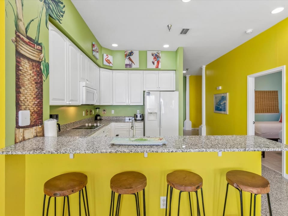 Kitchen or kitchenette, Seating area, microwave, kitchen