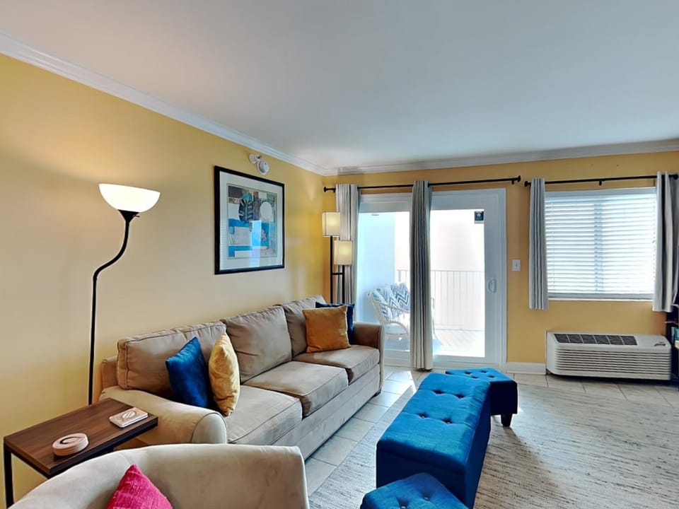 Balcony/Terrace, Living room, Seating area, air conditioner