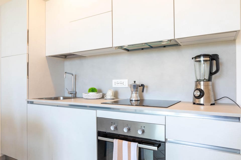 Coffee/tea facilities, Kitchen or kitchenette, stove