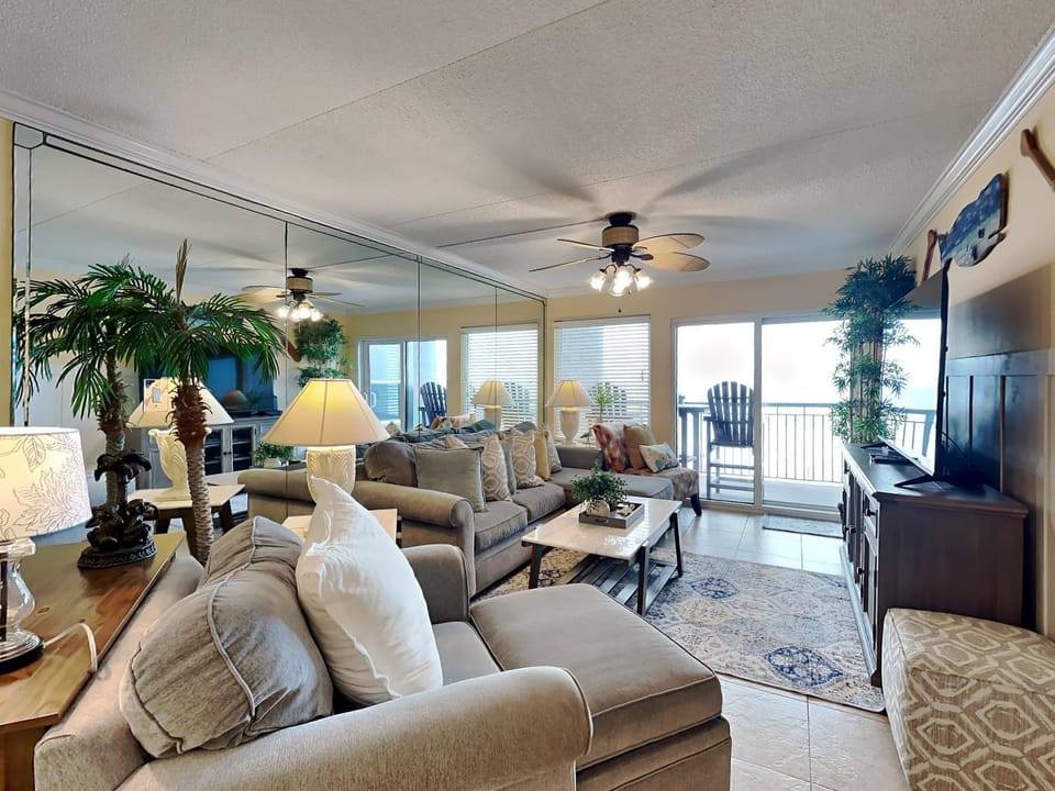TV and multimedia, Balcony/Terrace, Living room, Seating area, furniture