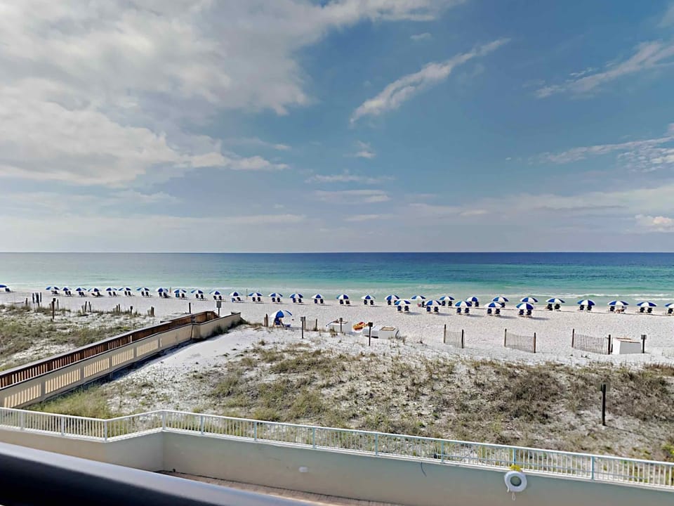 View (from property/room), Balcony/Terrace, Beach