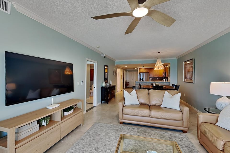 TV and multimedia, Kitchen or kitchenette, Living room, Seating area, Dining area, furniture