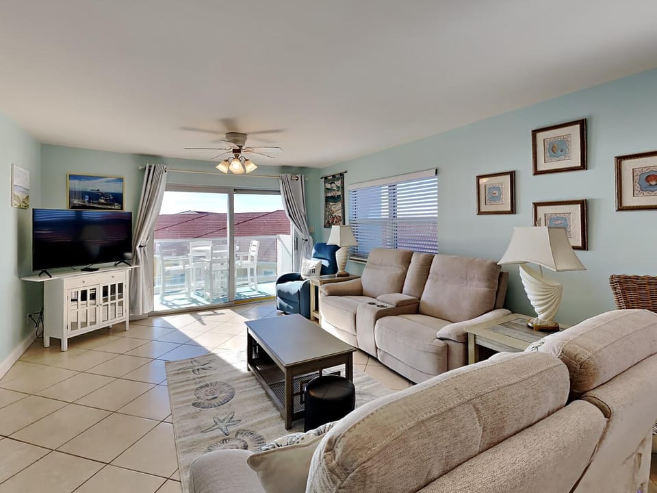 TV and multimedia, Balcony/Terrace, Living room, Seating area, Quiet street view, furniture