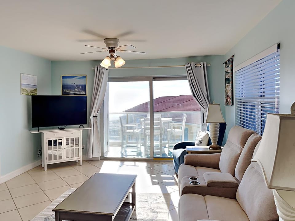 TV and multimedia, Balcony/Terrace, Living room, Seating area, Sea view, furniture, heating