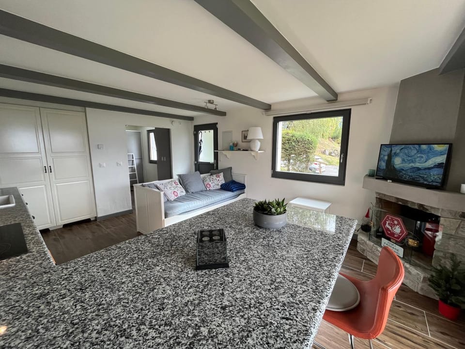 Property building, Facade/entrance, Living room, kitchen