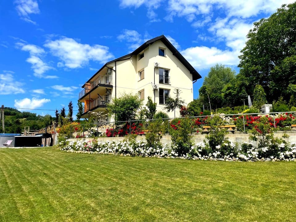 Property building, Day, Natural landscape, Garden, Garden view
