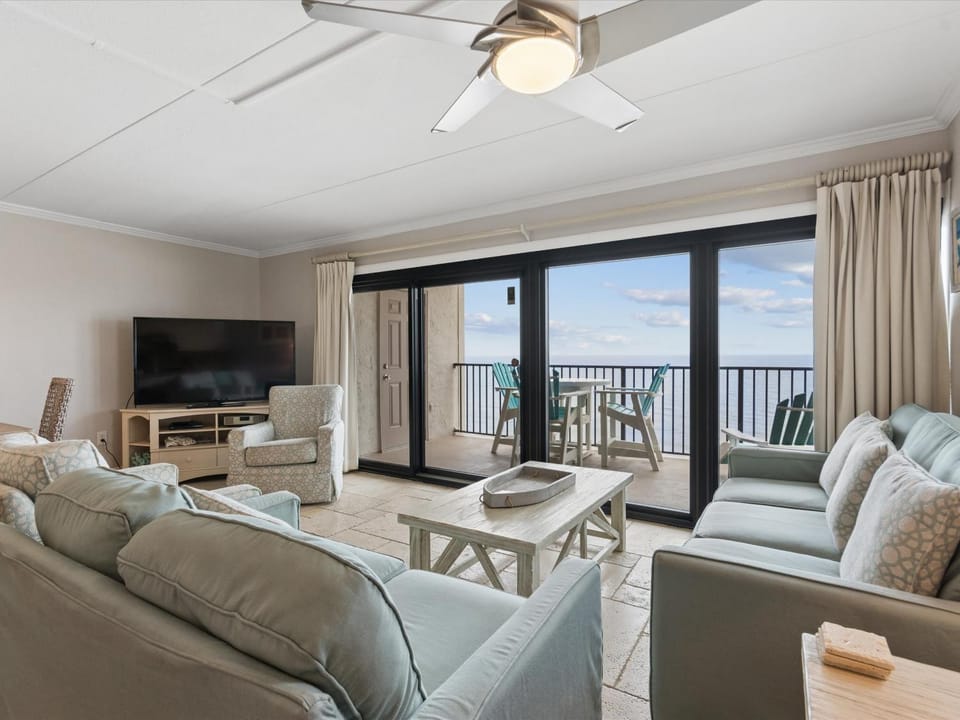 TV and multimedia, View (from property/room), Balcony/Terrace, Living room, Seating area, Sea view, furniture