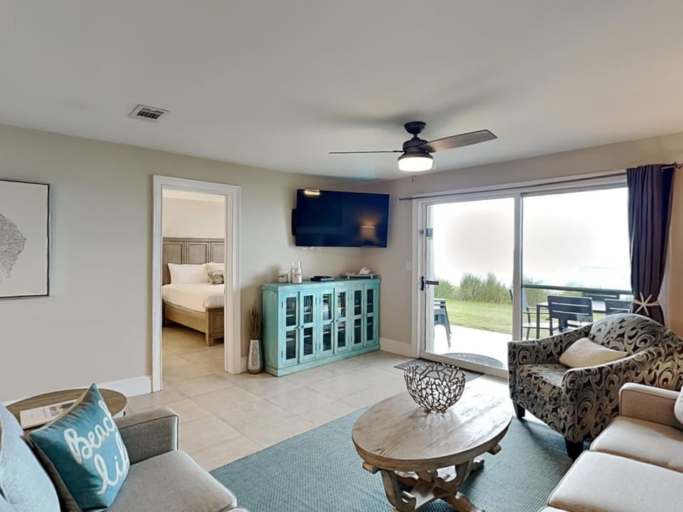 TV and multimedia, Balcony/Terrace, Living room, Seating area, Bedroom, furniture