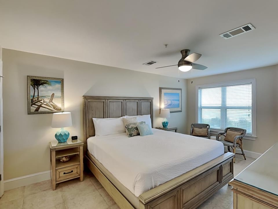 Bed, Seating area, Bedroom, furniture