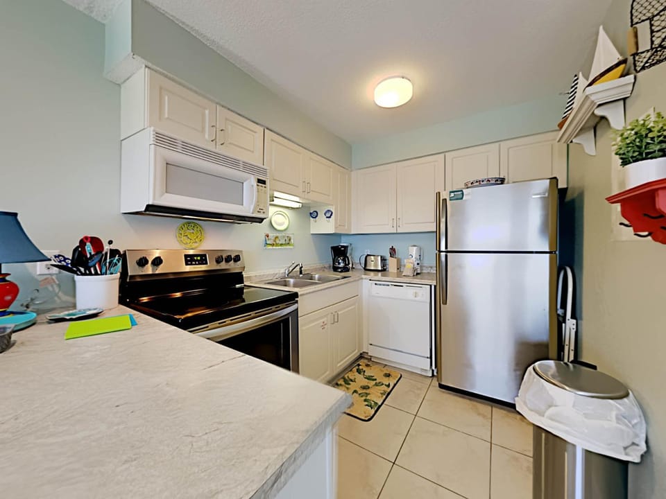 TV and multimedia, Kitchen or kitchenette, dishwasher, microwave, stove