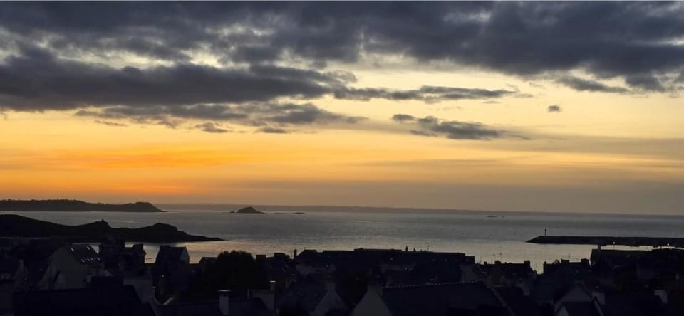 Appartement ERQUY Bretagne vue mer exceptionnelle sur les hauts d'Erquy au calme ! 900 m du centre ville et au pied du GR34 Apartment in Brittany