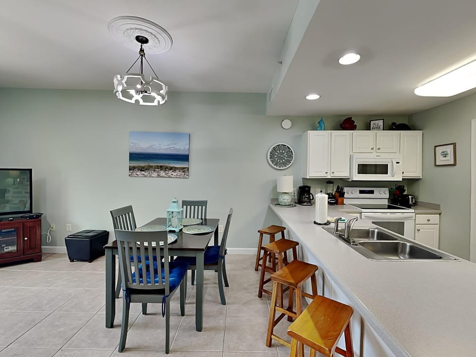 TV and multimedia, Kitchen or kitchenette, Seating area, Dining area, furniture, microwave, oven, stove