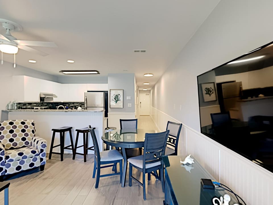 TV and multimedia, Kitchen or kitchenette, Living room, Seating area, Dining area, furniture