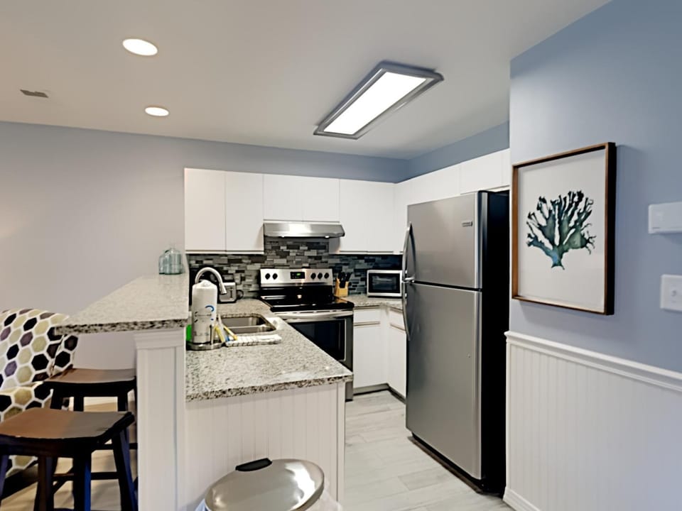 Kitchen or kitchenette, Seating area, microwave, oven, stove, kitchen