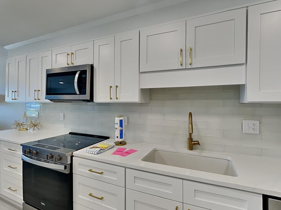 Kitchen or kitchenette, microwave, stove, kitchen