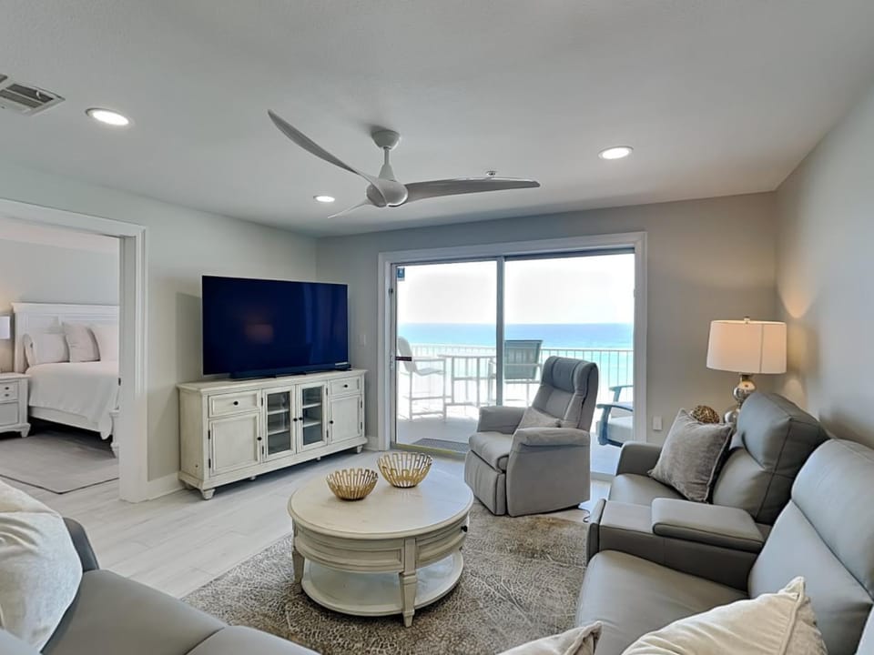 TV and multimedia, Balcony/Terrace, Living room, Seating area, Sea view, furniture