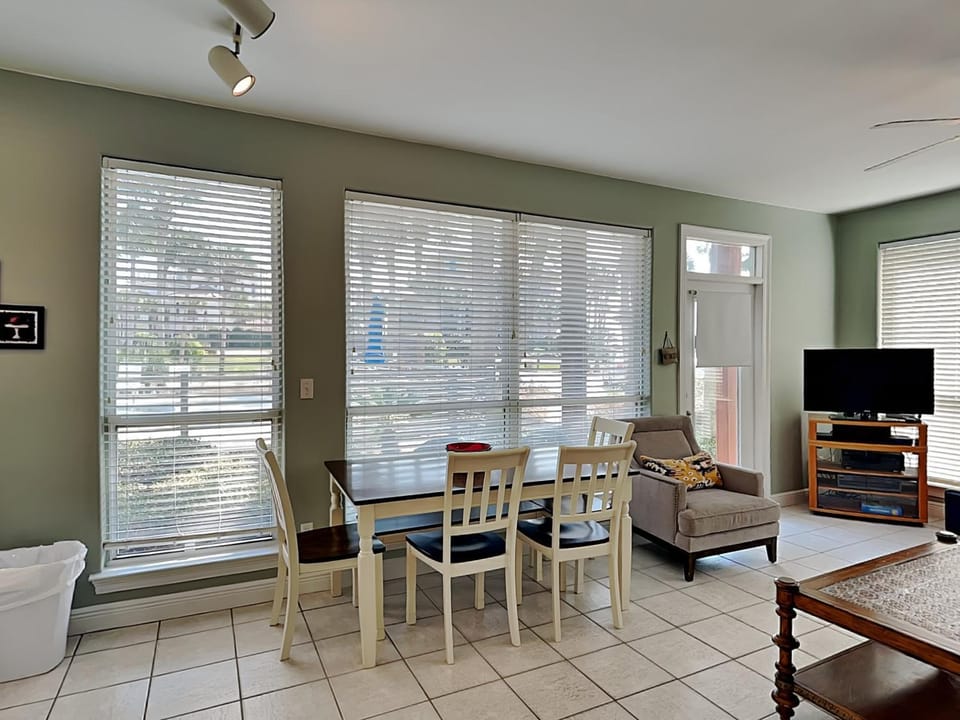 TV and multimedia, Living room, Seating area, Dining area, furniture