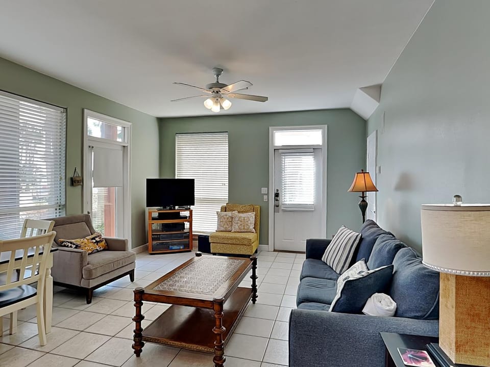 TV and multimedia, Living room, Seating area, furniture