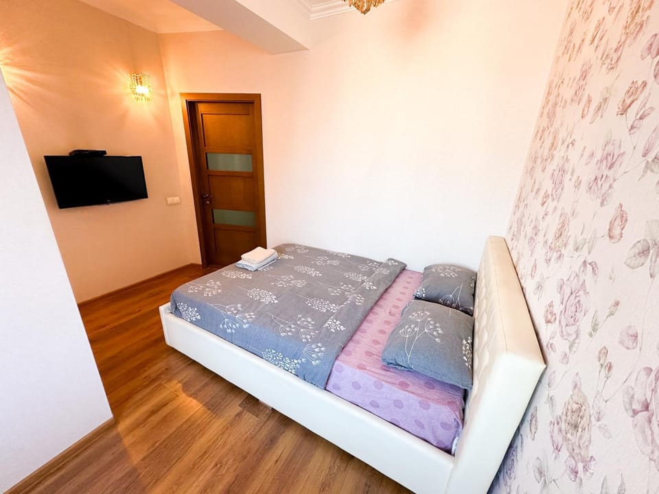 Bed, TV and multimedia, Bedroom