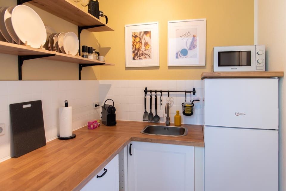 Coffee/tea facilities, Kitchen or kitchenette, stove