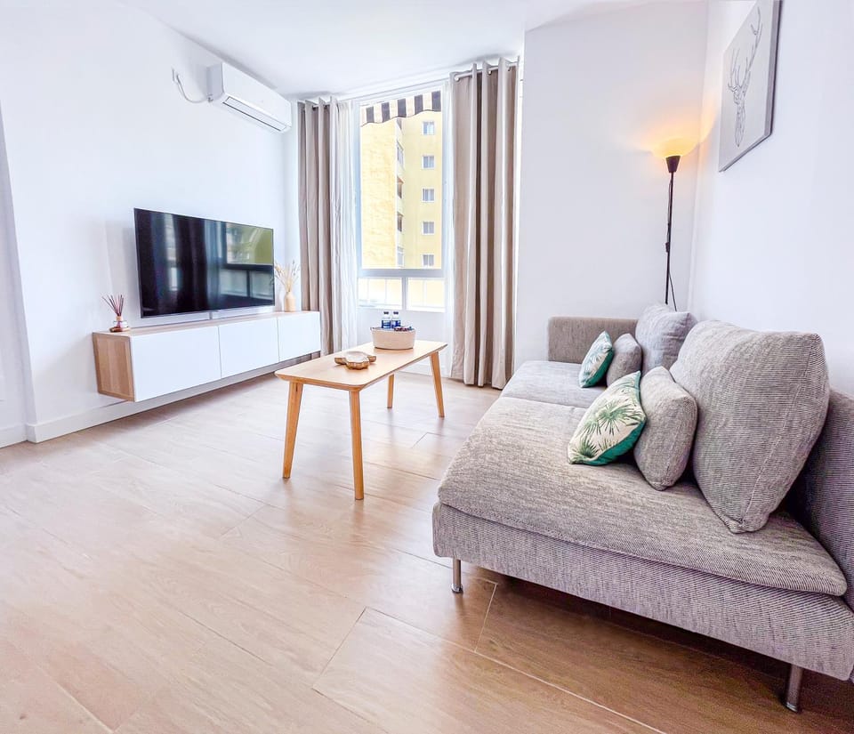 Communal lounge/ TV room, TV and multimedia, Living room, Seating area, air conditioner