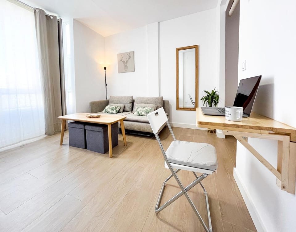 Communal lounge/ TV room, TV and multimedia, Living room, Seating area, hair dresser