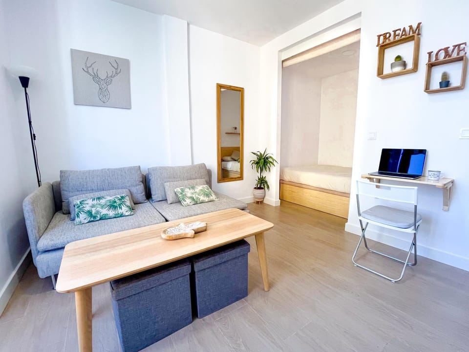 Communal lounge/ TV room, Bed, TV and multimedia, Living room, Seating area, Dining area, hair dresser