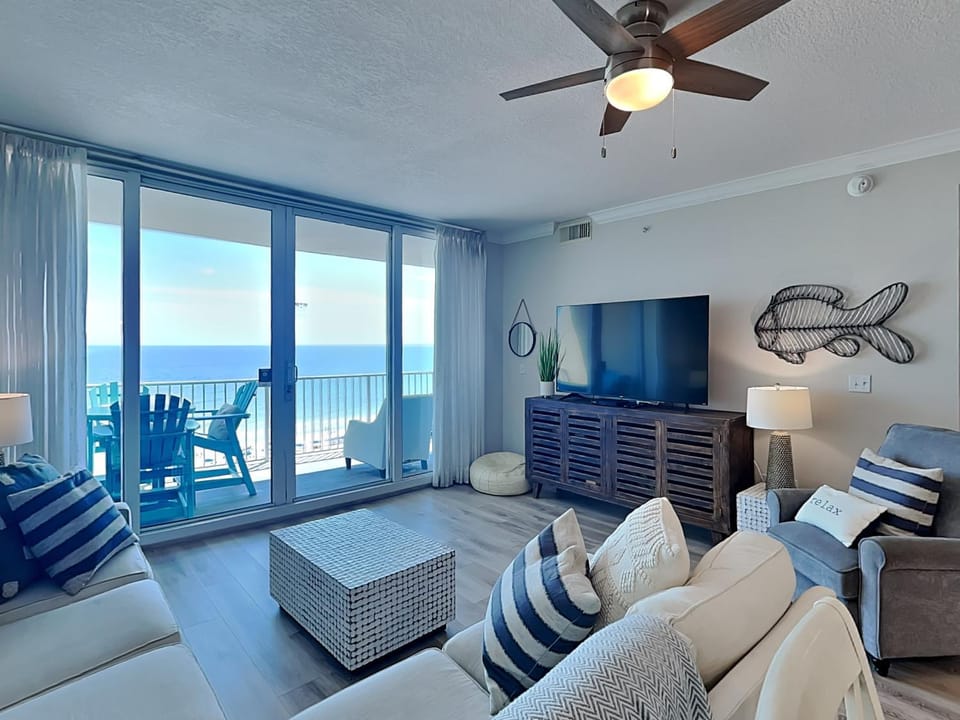TV and multimedia, View (from property/room), Balcony/Terrace, Living room, Seating area, Sea view, furniture