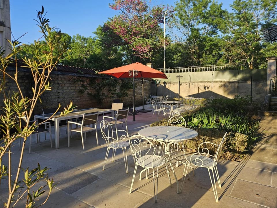 Chambres d'Hôtes de luxe Côté Parc-Côté Jardin avec parking privé gratuit Bed and Breakfast in Bourgogne-Franche-Comté