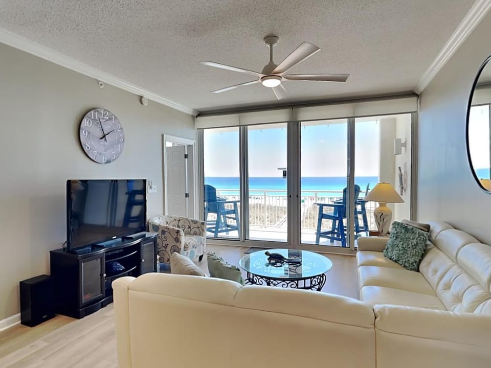 TV and multimedia, Balcony/Terrace, Living room, Seating area, Sea view, furniture